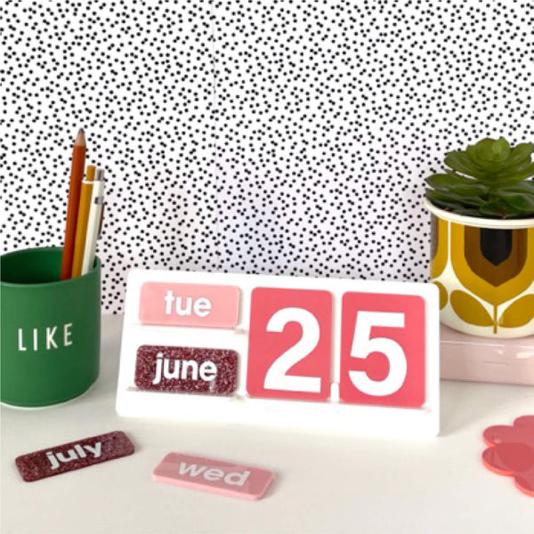 PERFECTLY PINK FOREVER DESK CALENDAR (SPECIAL EDITION)