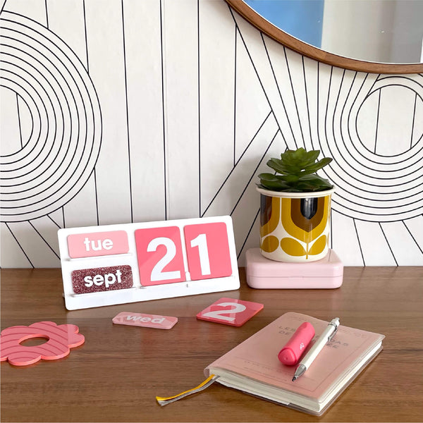 PERFECTLY PINK FOREVER DESK CALENDAR (SPECIAL EDITION)