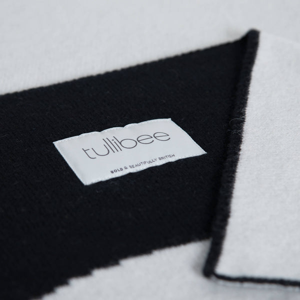 tullibee knitted blanket WOW black brand label close up