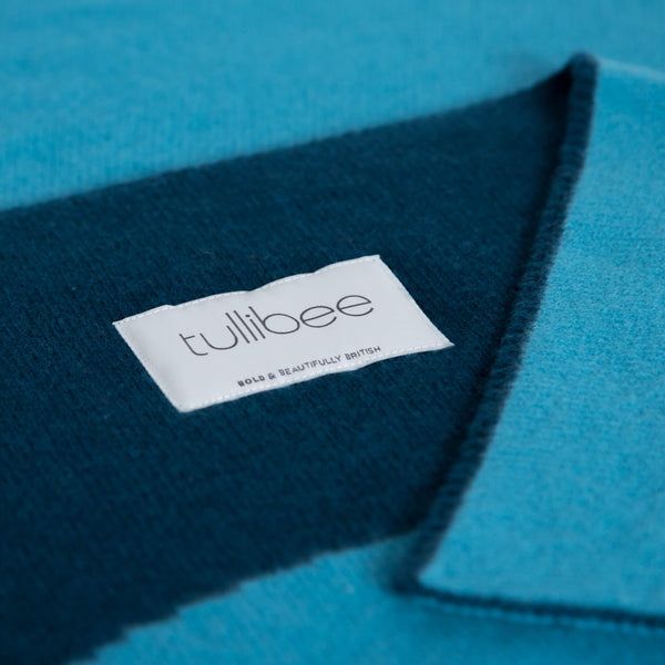 tullibee knitted blanket WOW blue brand label close up